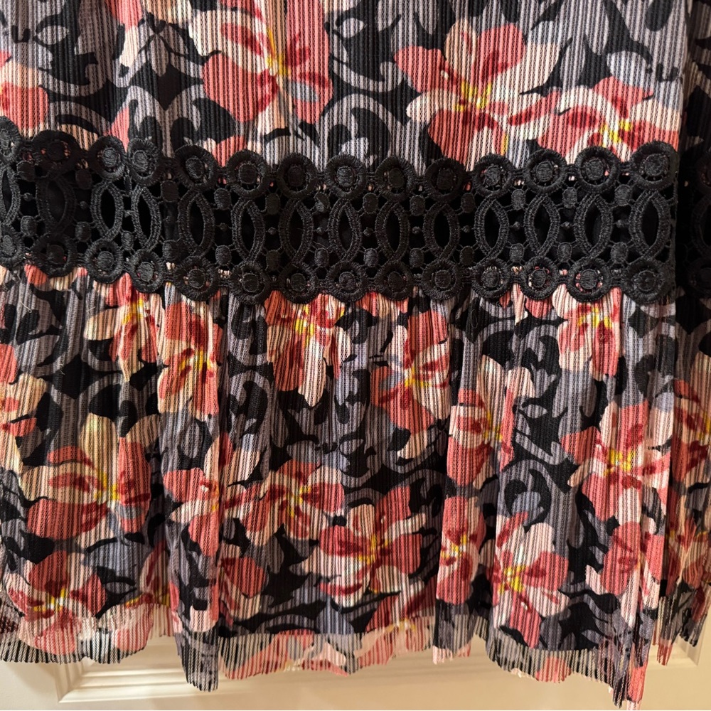 LOFT Black and Red Floral Patterned Dress Size 6P - Picture 5 of 7